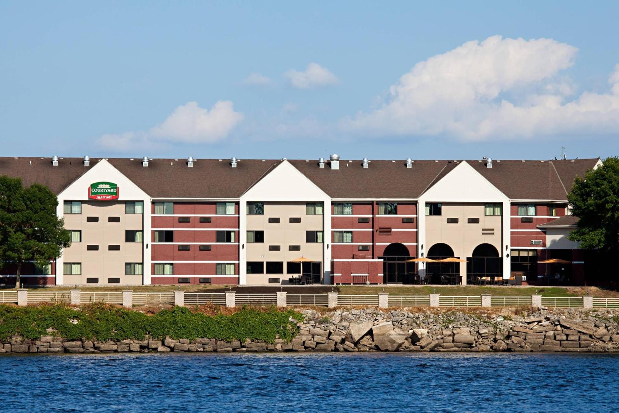 Courtyard La Crosse Downtown/Mississippi Riverfront Hotel Exterior foto